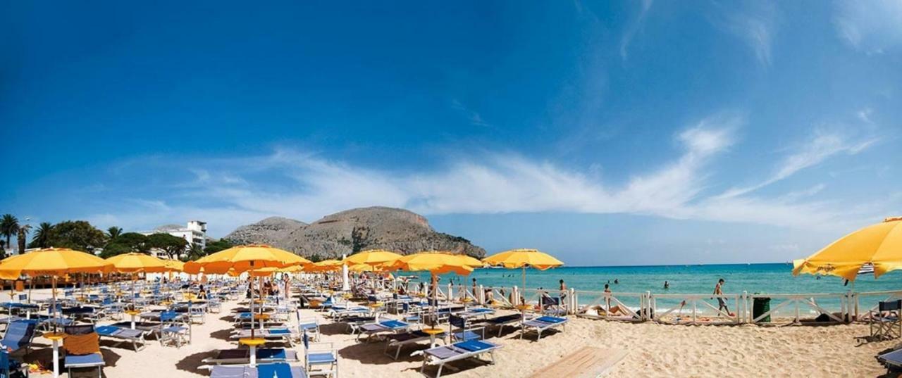 Casa Vacanza Peppino! Palermo Bagian luar foto